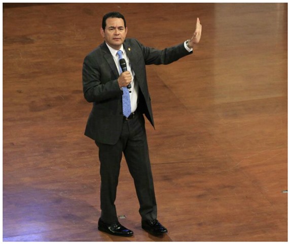 Presidente Jimmy Morales durante su discurso a jóvenes convocados por Conjuve. (Foto Prensa Libre: Carlos Hernández)