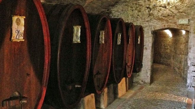 El túnel que conecta la casa de Maquiavelo con la taberna sirve de bodega de barricas de vino. SILVIA MARCHETTI