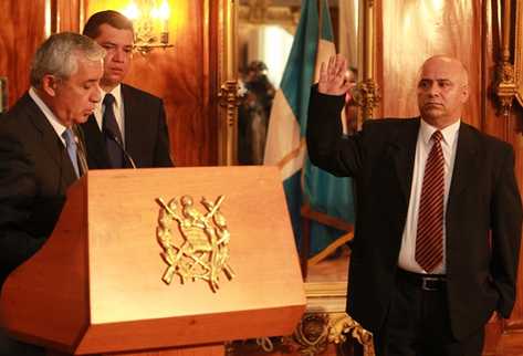 Jorge Alejandro Villavicencio Álvarez toma juramento como ministro de Salud. (Foto Prensa Libre: Estuardo Paredes)