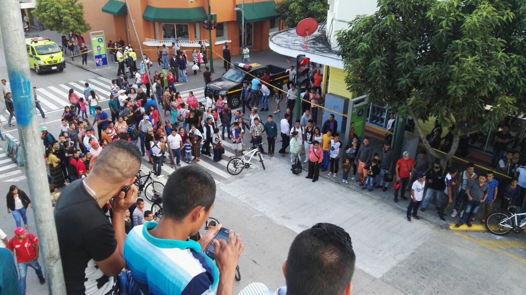 La PNC acordonó el área donde quedaron evidencias del ataque armado. (Foto Prensa Libre: Antonio Jiménez)