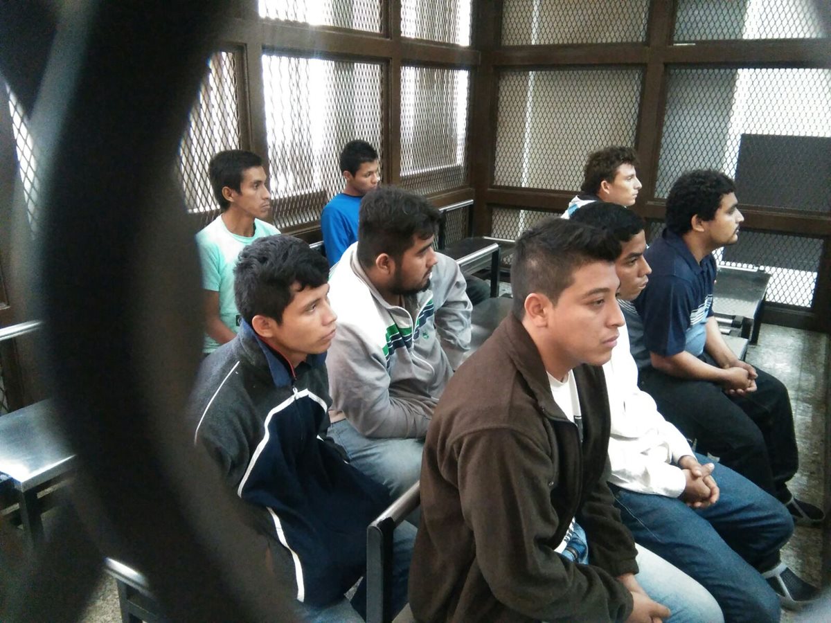 La audiencia de primera declaración de 11 implicados de integrar una estructura organizada para robar motos en Petén fue suspendida (Foto Prensa Libre: Paulo Raquec).