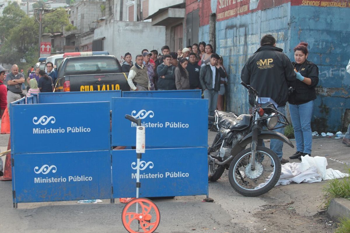 Un vendedor de churros, identificado como Elver Esaú Calel, fue atacado a balazos frente al asentamiento Nuevo Amanecer, zona 21. (Fotro Prensa Libre: Érick Ávila)