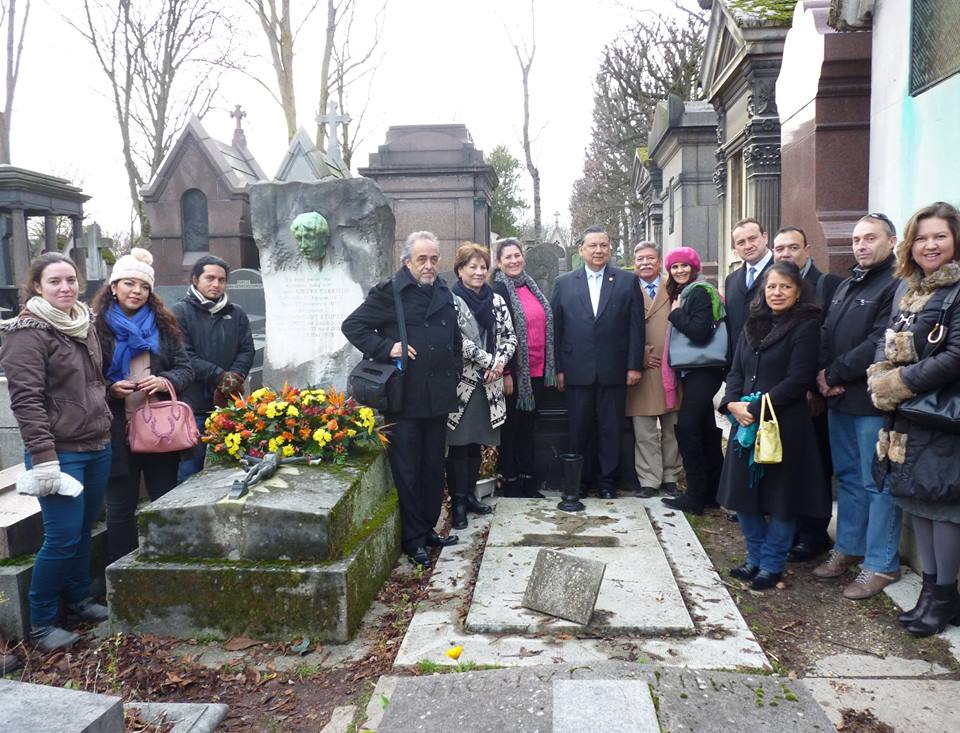 Delegación guatemalteca en la tumba del escritor Enrique Gómez Carrillo. (Foto Prensa Libre: Minex)