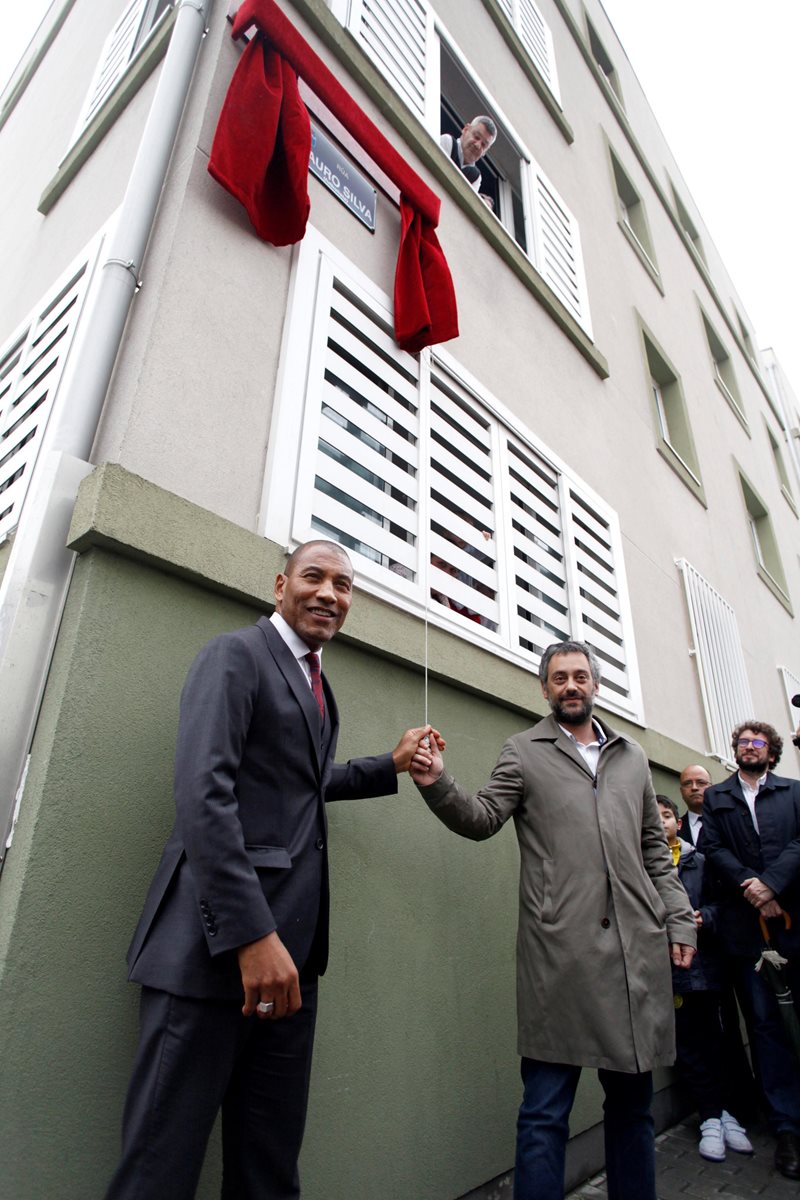 El exfutbolista brasileño del Deportivo, Mauro Silva (i), junto al alcalde de A Coruña, Xulio Ferreiro (d), esta tarde durante el acto de inauguración de la calle que lleva su nombre en el barrio de Labañou (A Coruña). (Foto Prensa Libre: EFE)