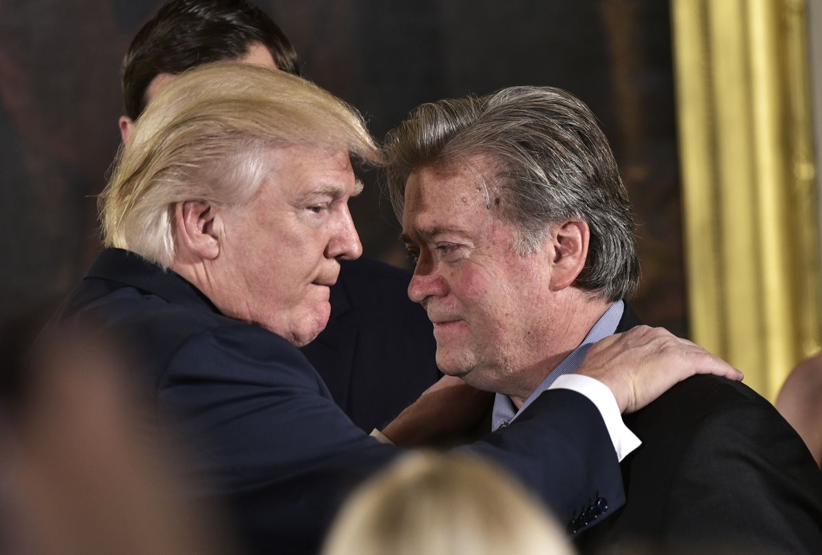 Donald Trump -izquierda- había sido criticado por el nombramiento de Bannon. (Foto Prensa Libre: AFP)
