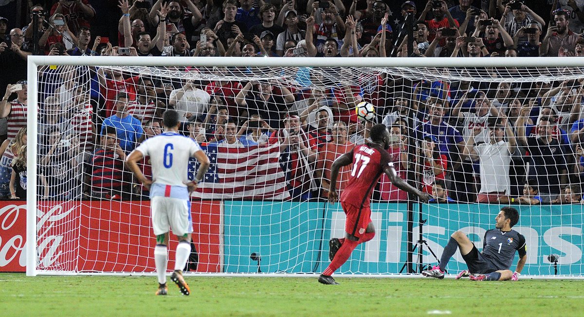 Jaime Penedo, de Panamá, observa el balón en el tanto del Altidore.