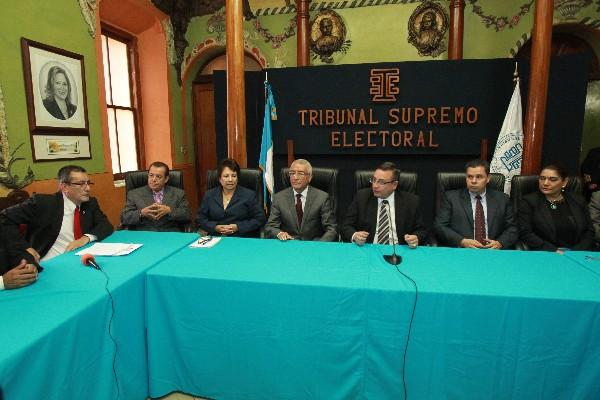 El TSE analizarán renuncia de Baldizón de su partido.