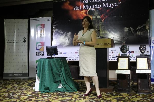 La arqueóloga   Liwy Grazioso expone los resultados  de su investigación sobre el mantenimiento de los reservorios de agua de los mayas.