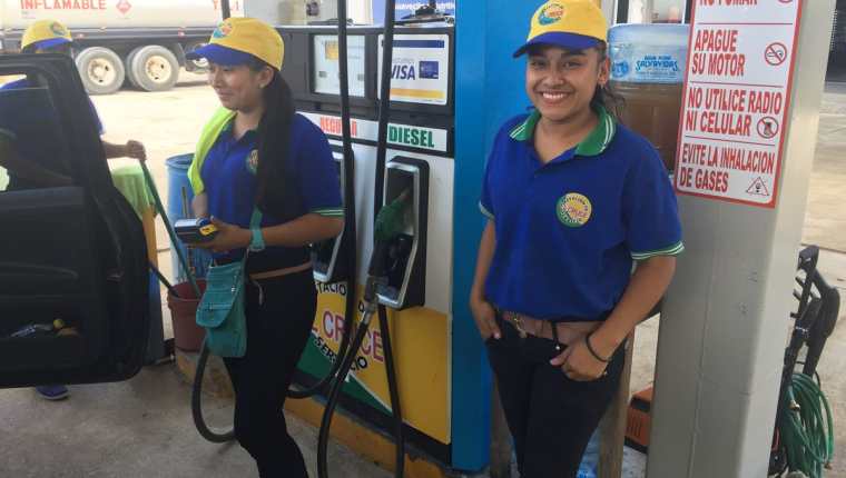 Dos de las empleadas que atienden la gasolinera en Raxruhá, Alta Verapaz. (Foto Prensa Libre: Eduardo Sam).