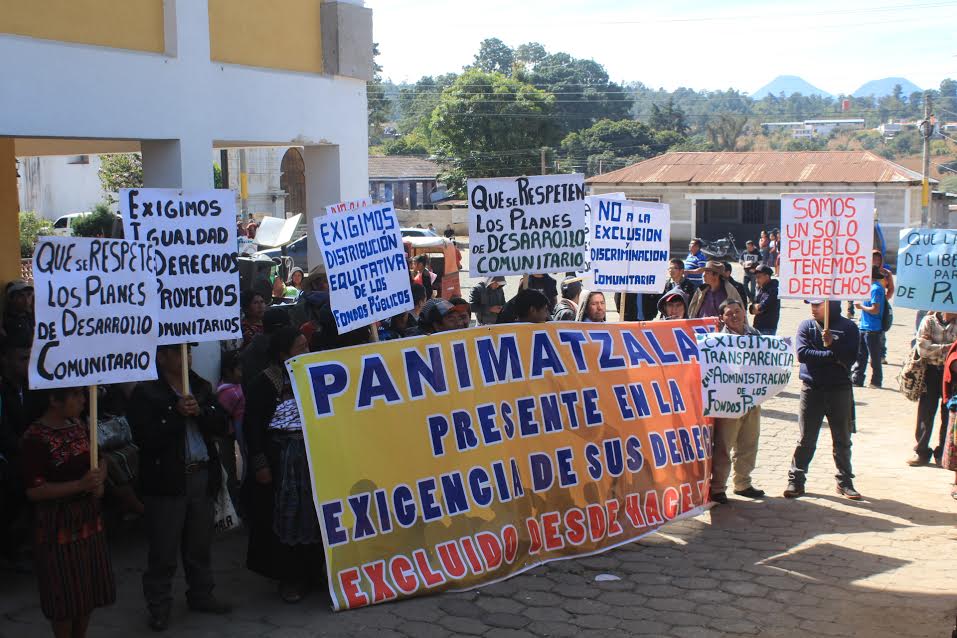Inconformes protestan con pancartas frente a la municipalidad de San Andrés Semetabaj, Sololá. (Foto Prensa Libre: Ángel Julajuj)
