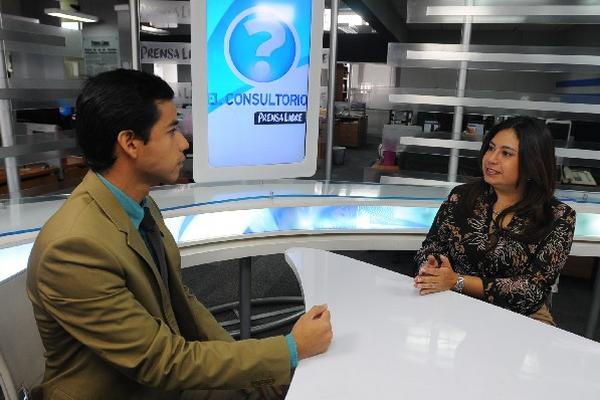 El periodista Cristian Dávila conversa con Yosahandi Alcalá, durante El Consultorio.