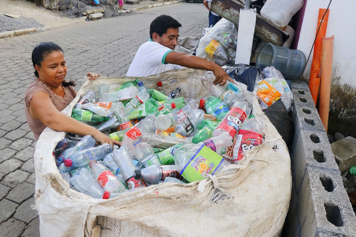 Los esposos Efraín Mejía y Gladis Mazariegos trabajan juntos en la recolección de materiales reciclables. (Foto Prensa Libre: Rolando Miranda)