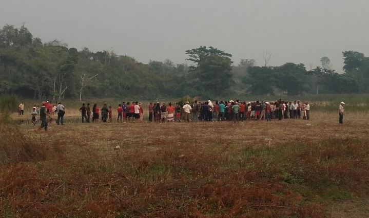 Pobladores observan el área donde naufragó la canoa en la laguna Guayacán, La Libertad. Foto Prensa Libre: Rigoberto Escobar.