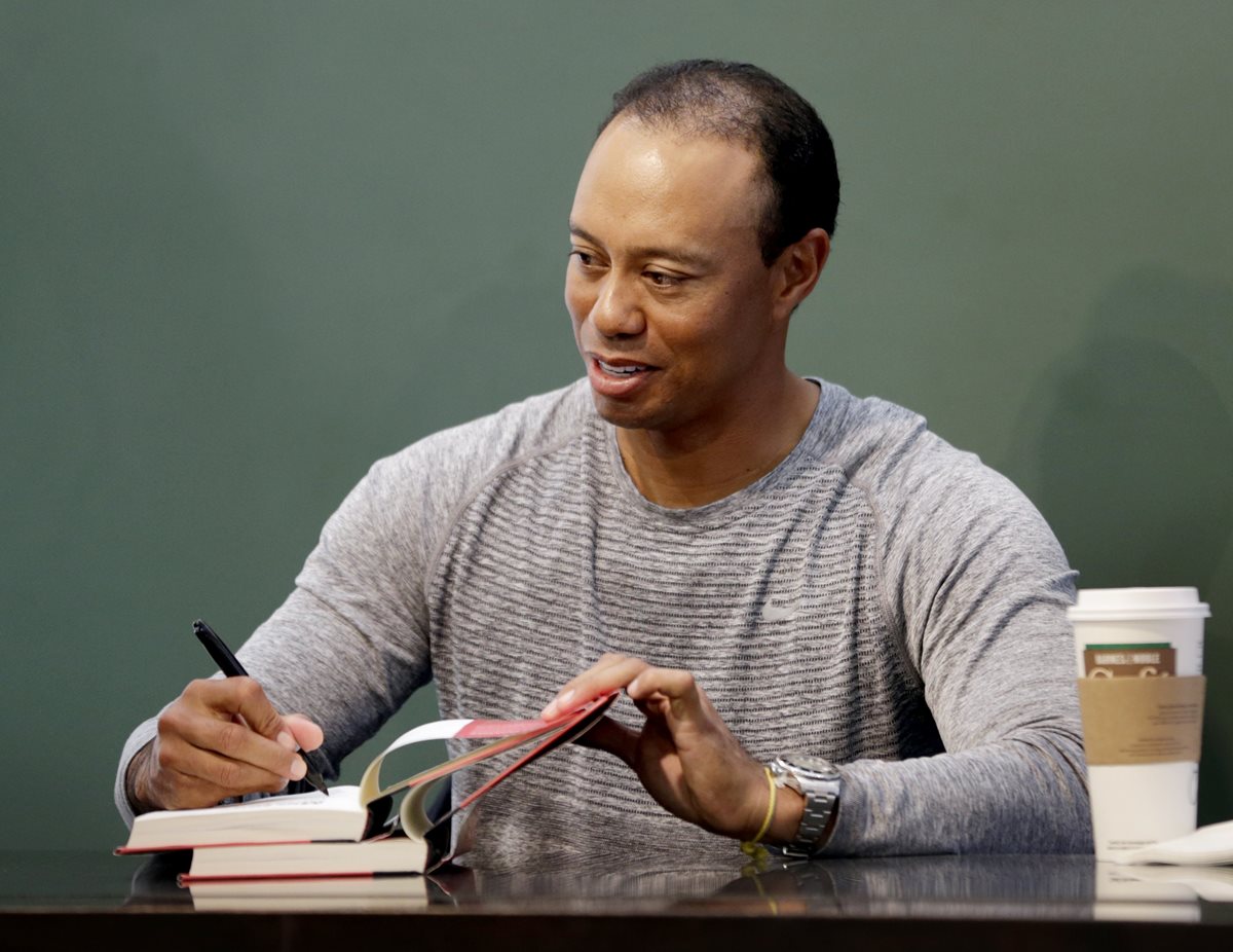 El estadounidense Tiger Woods todavía siente que tiene la oportunidad de buscar un quinto título del Masters de Augusta. (Foto Prensa Libre: AFP)