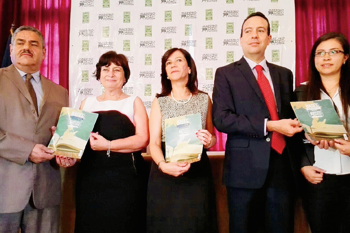Los organizadores presentan las bases de la décima edición del premio Maestros 100 Puntos. (Foto Prensa Libre: Edwin Bercián)
