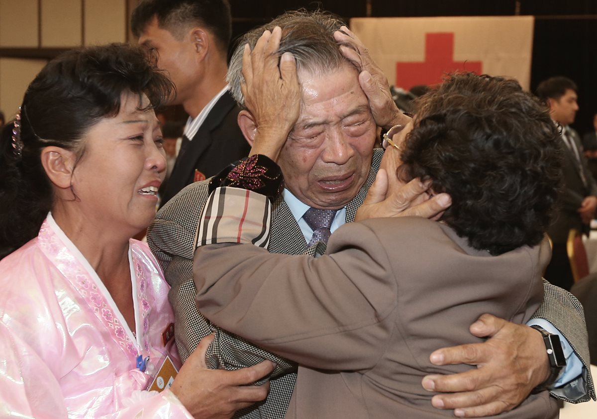 Familiares durante el emotivo encuentro.(Foto Prensa Libre: AP).