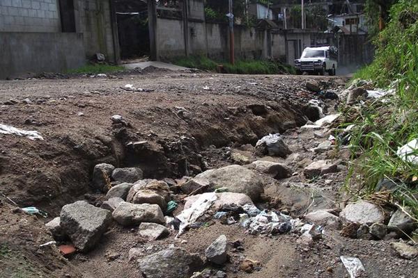 Zanjas y hoyos obstaculizan el tránsito en tramo del área urbana de Tecpán Guatemala. (Foto Prensa Libre: José Rosales)