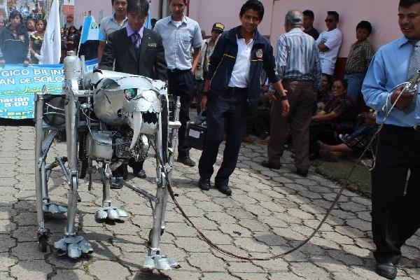 Estudiantes exponen  a la población de Sololá un tigre robot construido por ellos.
