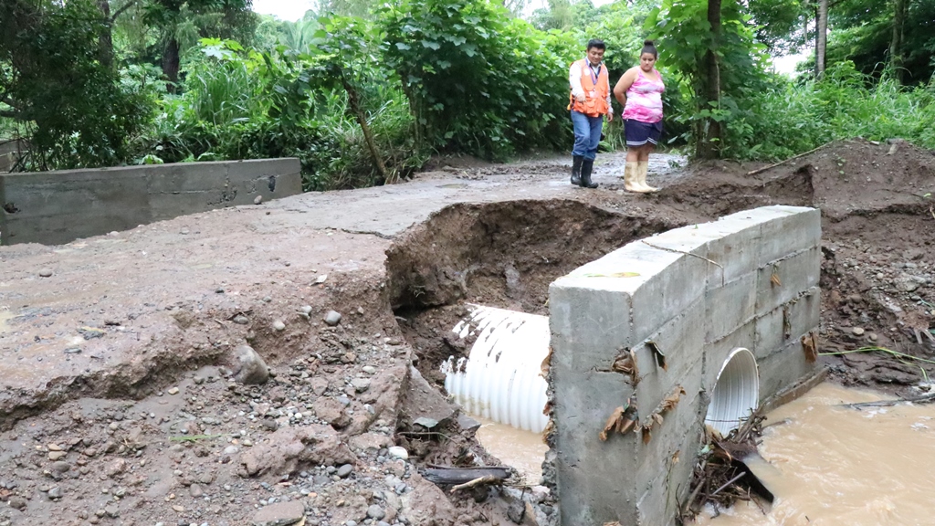 Vecinos de San José La Máquina, Suchitepéquez, resultan afectados por la lluvia de los últimos días. (Foto Prensa Libre: Cristian Soto)