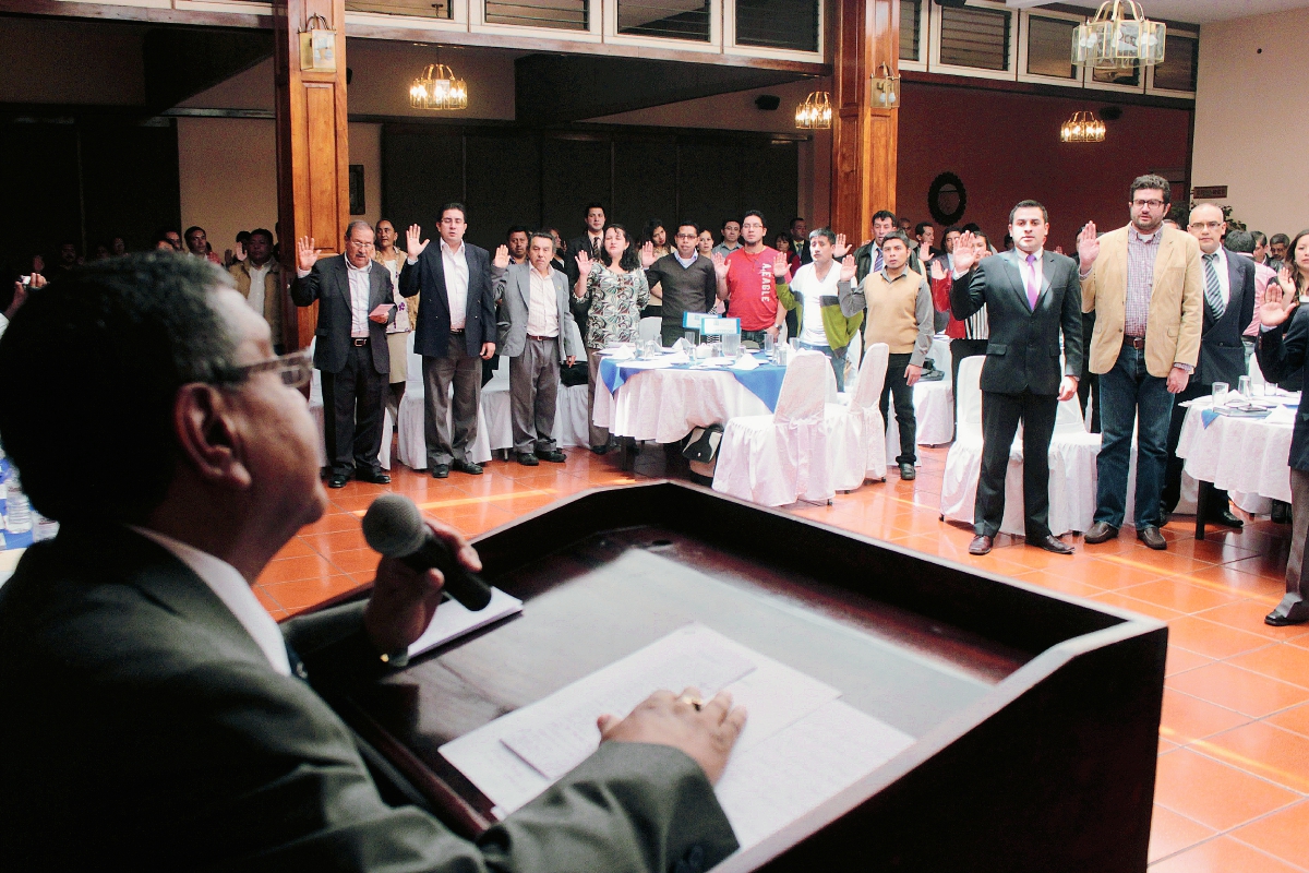 El sábado  último, en Quetzaltenango, fueron juramentadas las 120 personas que conformaran las 24 JEM. (Foto Prensa Libre: Carlos Ventura)