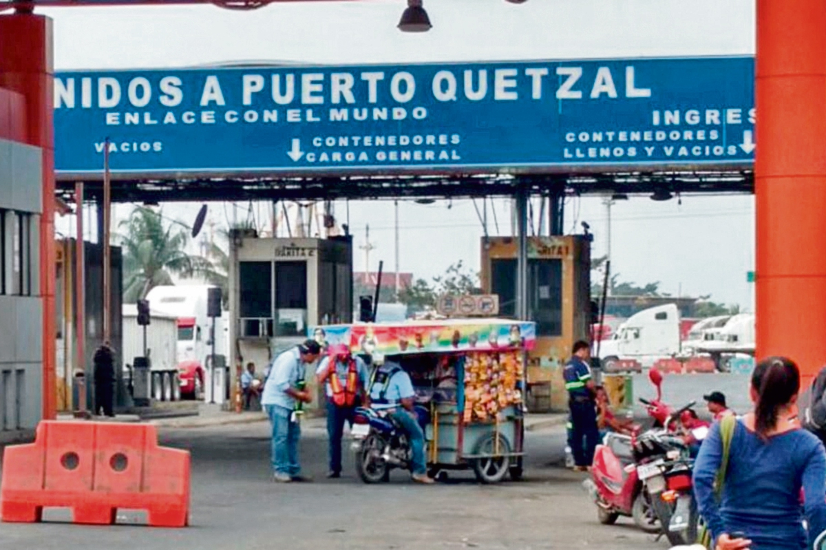 Gestores aduaneros independientes bloquearon ayer el ingreso a Puerto Quetzal, por inconformidad con registro que solicita la SAT. (Foto Prensa Libre: Cortesía)