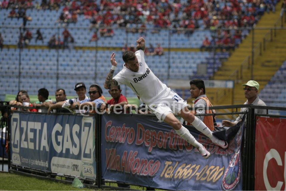 La celebración de Emiliano en el primer gol blanco, causó repudio en los aficionados. (Foto Prensa Libre: cortesía Comunicaciones FC)