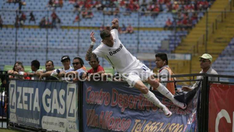 La celebración de Emiliano en el primer gol blanco, causó repudio en los aficionados. (Foto Prensa Libre: Facebook Comunicaciones FC)