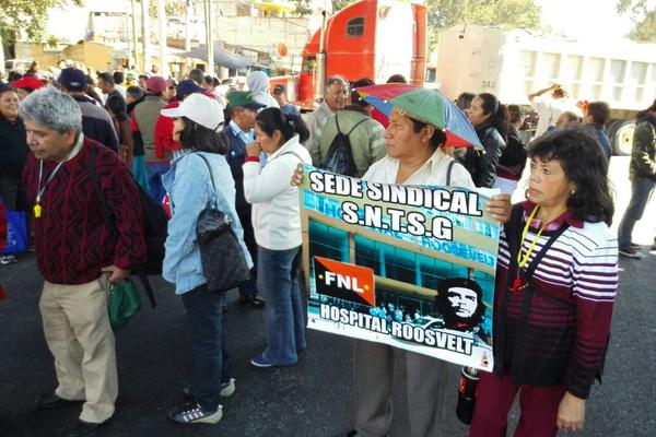 Un grupo de salubristas del Sindicato Nacional de Salud bloquean el Anillo Periférico. (Foto Prensa Libre: Archivo) <br _mce_bogus="1"/>
