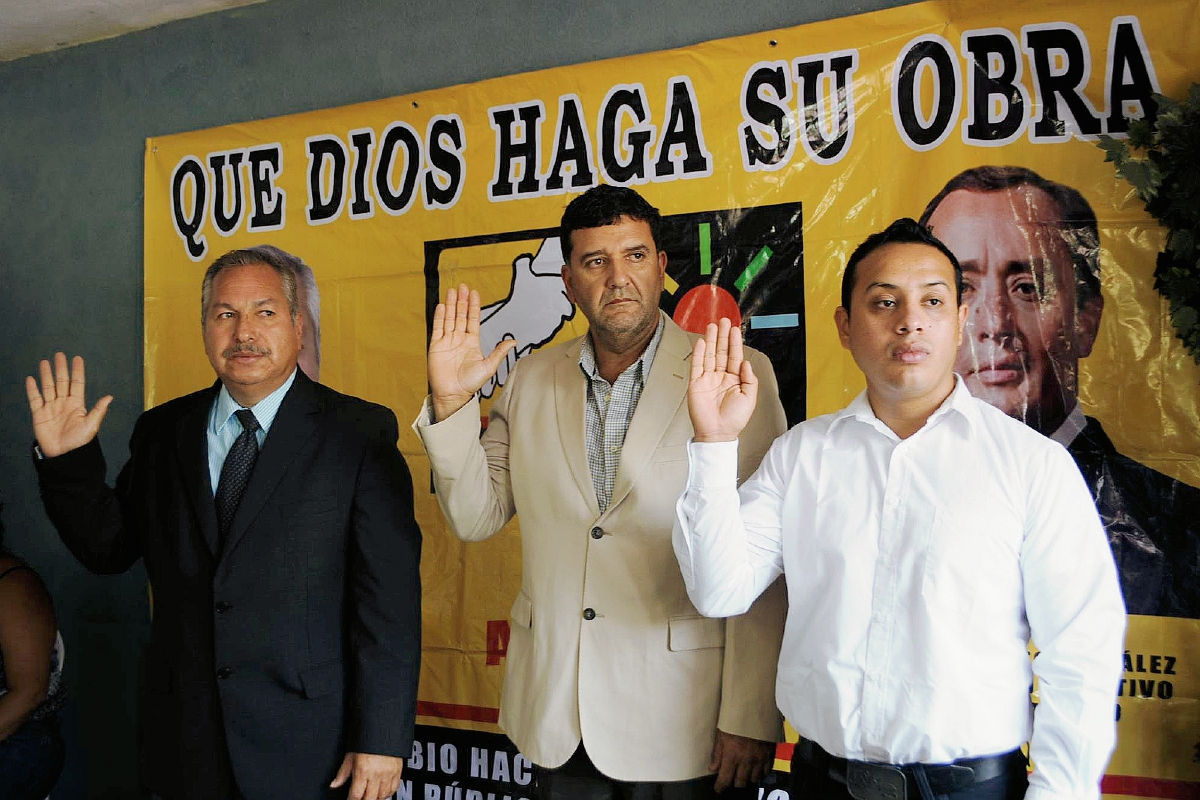 Tres de los candidatos a diputados por la coalición Creo y Unionista, en Cuilapa, Santa Rosa. (Foto Prensa Libre: Oswaldo Cardona)