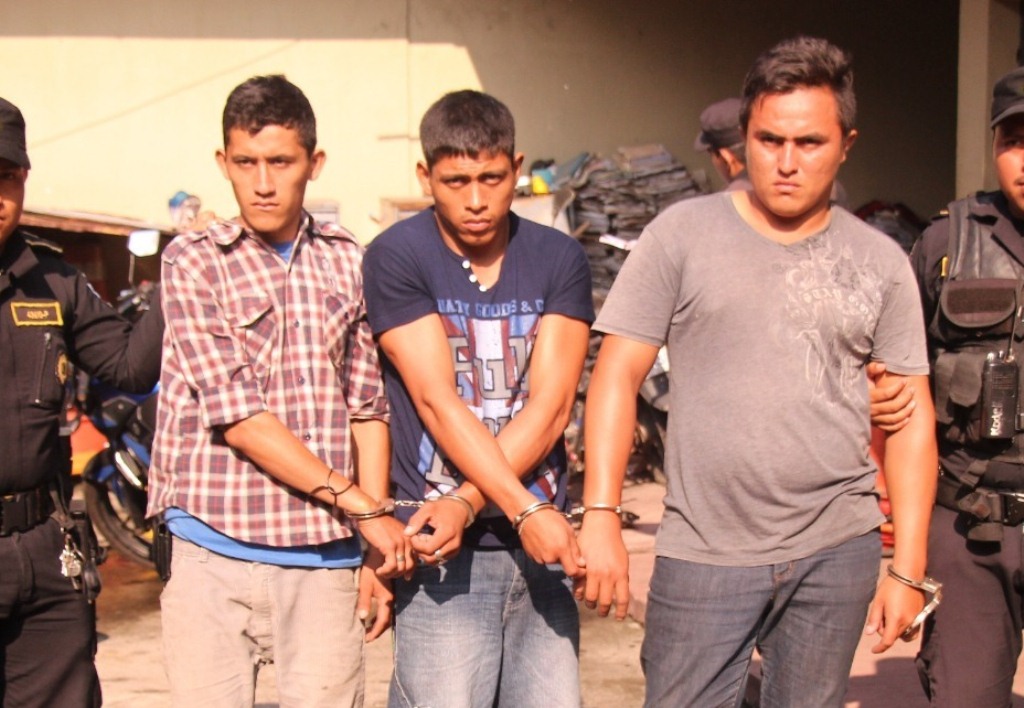 Los tres presuntos delincuentes capturados en la zona 5 de la ciudad de Escuintla. (Foto Prensa Libre: Enrique Paredes)