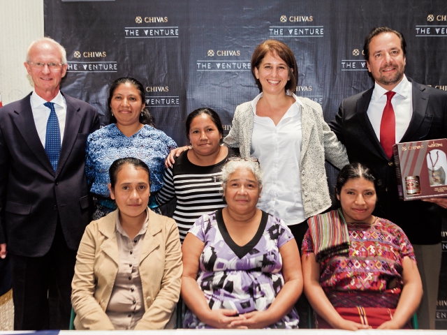 Thomas Carter, embajador del Reino Unido en Guatemala; María Pacheco, emprededora, y Nicolás Dorión, de Marcas Mundiales, junto a las tejedoras de Wakami. Juan diego González