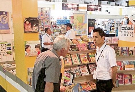 Miles de  lectores buscan sus  lecturas predilectas. (Foto Prensa Libre: Archivo)