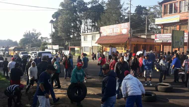 Unos cien vecinos mantienen bloqueado el paso por el kilómetro 56 de la ruta Interamericana. (Foto Prensa Libre: Víctor Chamalé)