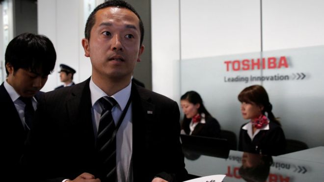 Toshiba, de ejemplo mundial empresarial a acumular millones en pérdidas. (REUTERS)