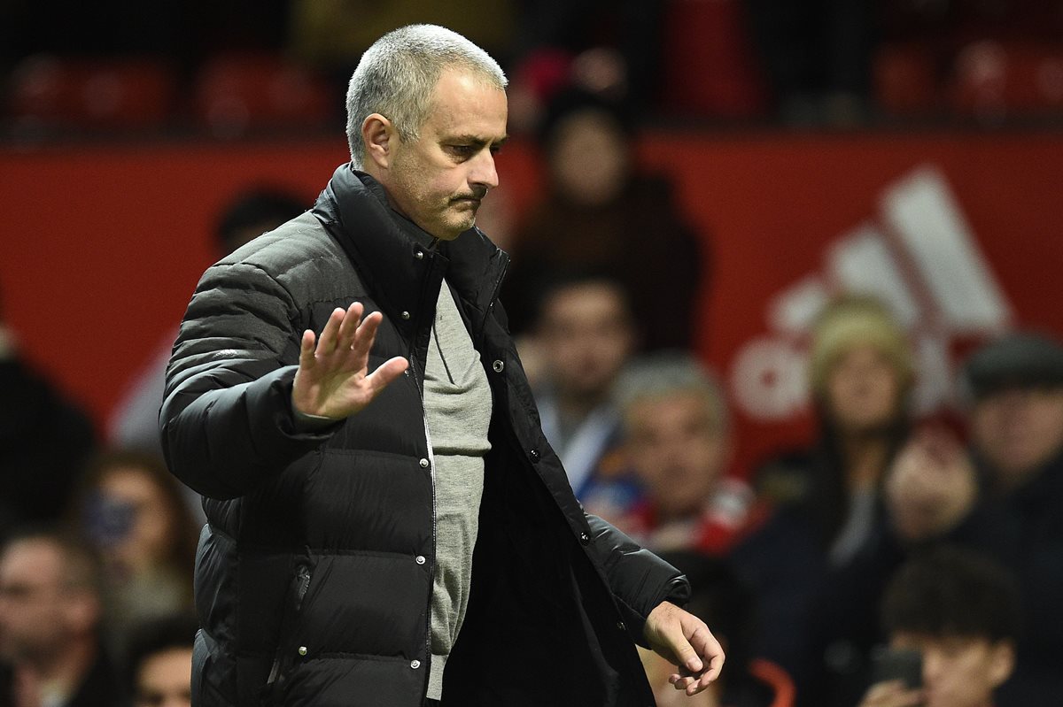 El técnico José Mourinho volvió a quejarse del arbitraje. (Foto Prensa Libre: AFP)