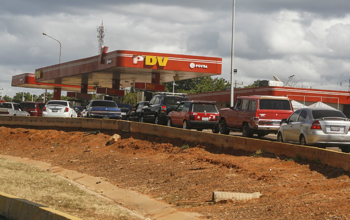 Vehículos hacen fila en una estación de servicios y venta de gasolina de Petróleos de Venezuela en Maracaibo, Venezuela. (Foto Prensa Libre: EFE)