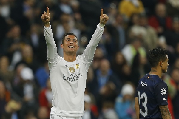 Cristiano Ronaldo festeja con su afición. (Foto Prensa Libre: AP)