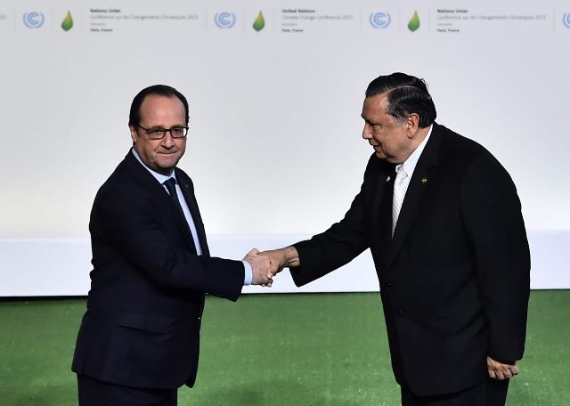 El presidente francés, François Hollande, saluda a Fuentes Soria a su llegada a la cumbre sobre cambio climático. (Foto Prensa Libre: EFE)