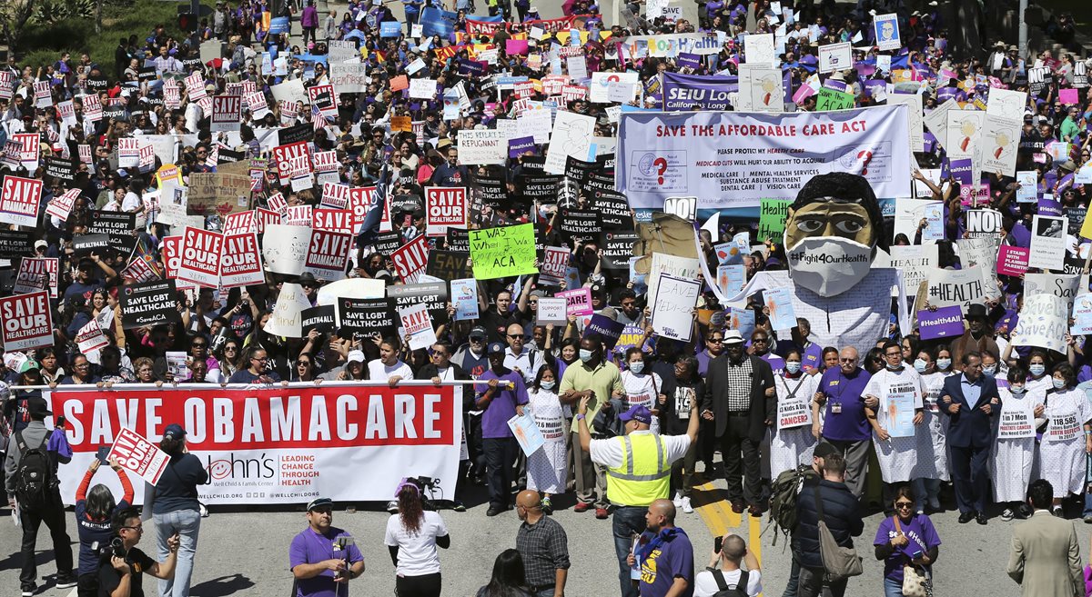 Cientos marchan en Los Ángeles en favor del Obamacare y contra plan de Trump. (Foto Prensa Libre: AP)