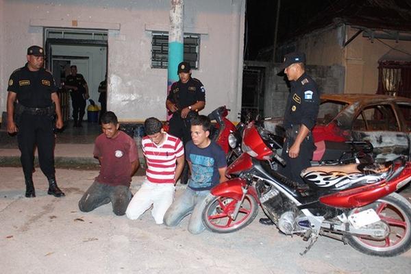 Los tres presuntos robamotos capturados permanecen frente a la subestación de San Benito. (Foto Prensa Libre: Rigoberto Escobar) <br _mce_bogus="1"/>