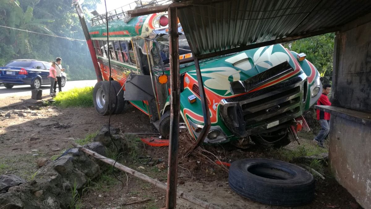 Autobús queda empotrado en taller de mecánica ubicado en Barberena, Santa Rosa. (Foto Prensa Libre: Oswaldo Cardona)