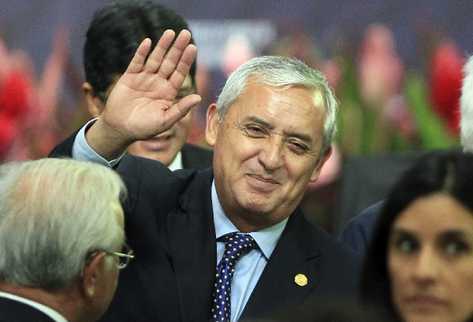 Otto Pérez Molina saluda después de su participación ayer en la cita con Barack Obama y Laura Chinchilla, en Costa Rica.