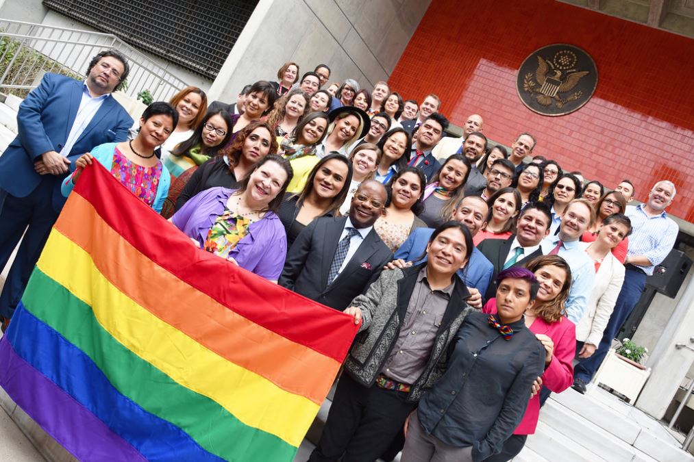 El embajador Todd Robinson se reúne con miembros de la comunidad LGBTI. (Foto Prensa Libre: @usembassyguate).