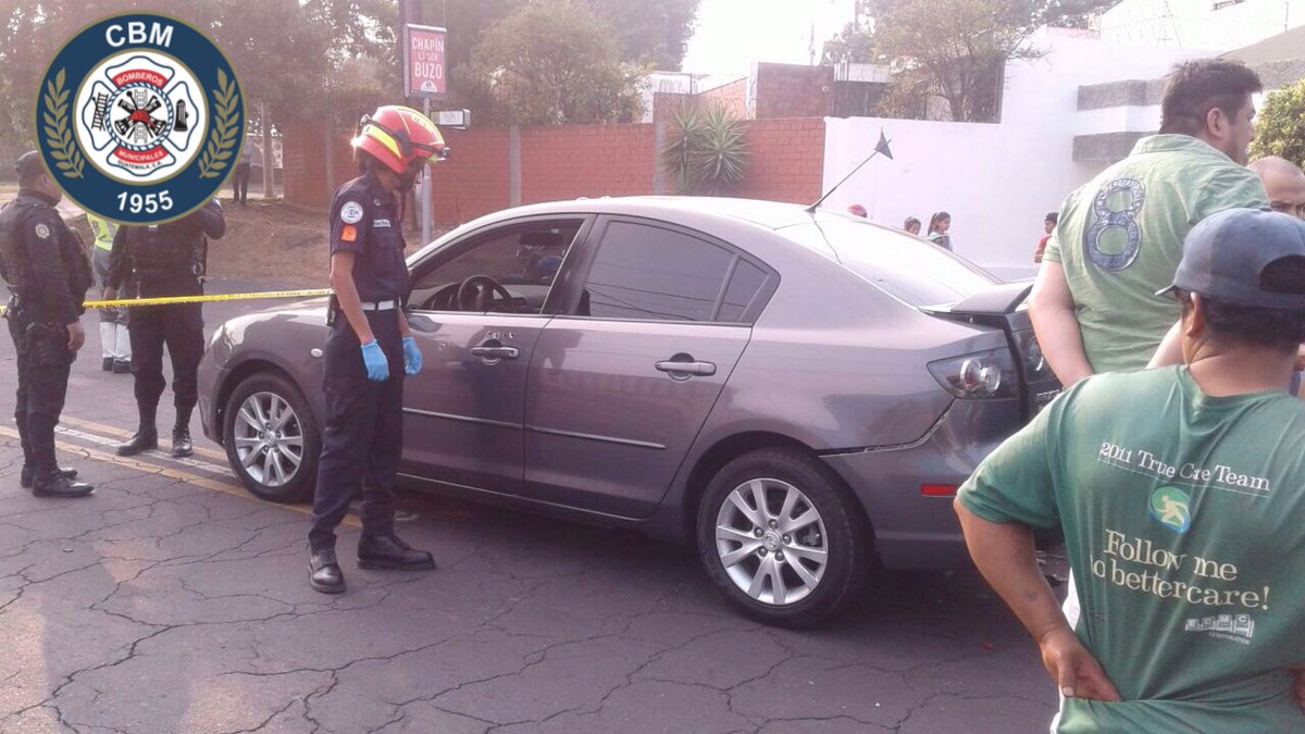 Vehículo que conducía Édgar Giovanni Morales en la zona 11. Foto Prensa Libre: CBM