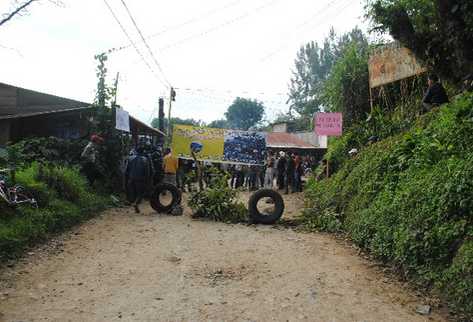 En noviembre de 2011, pobladores bloquearon el camino hacia la hidroeléctrica y destruyeron dos almacenes y maquinaria de la compañía.