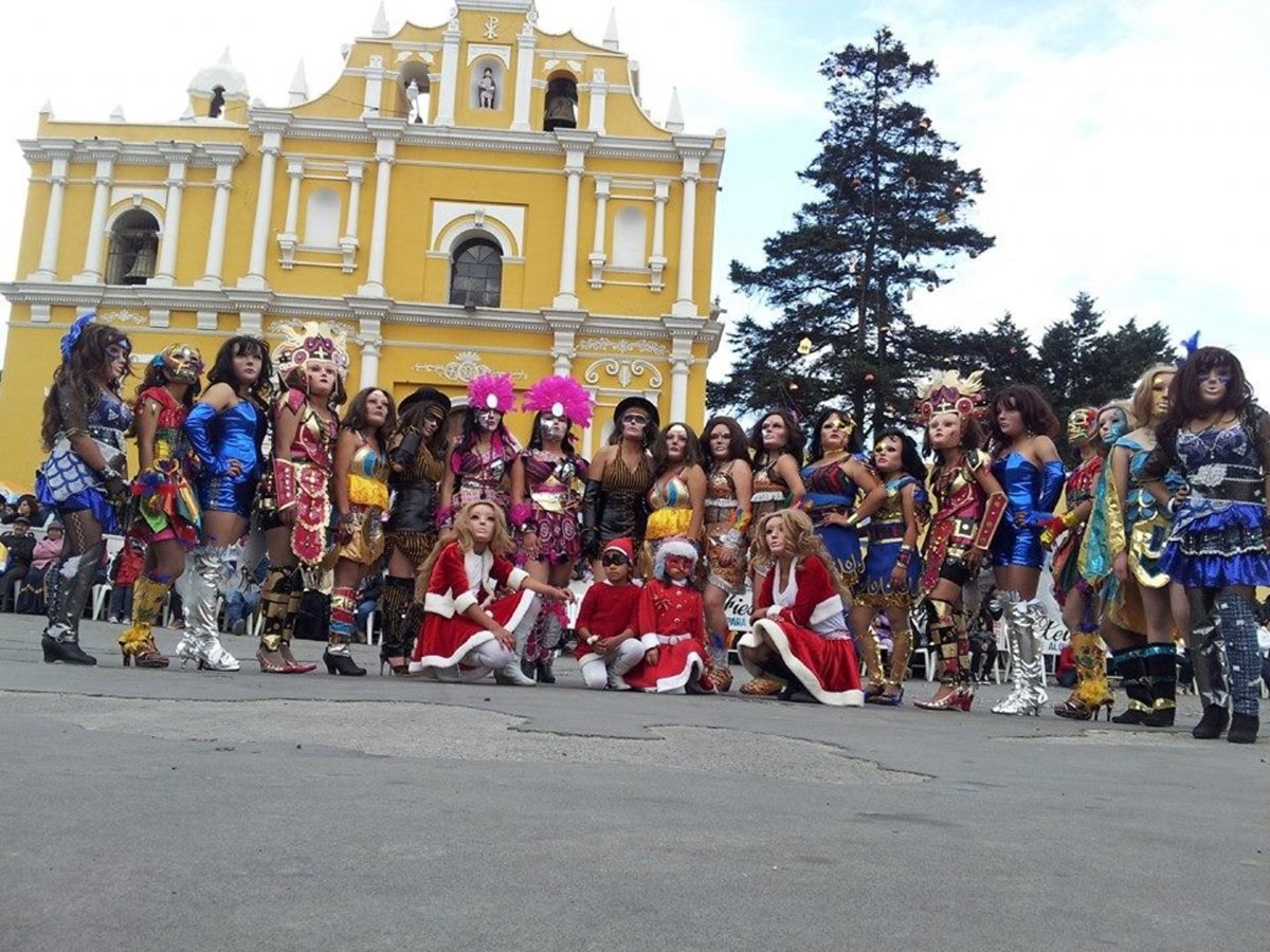 El Convite Femenino Olintepequense se presenta cada 25 de diciembre, frente a la iglesia católica de ese municipio de Quetzaltenango. (Foto Prensa Libre: María José Longo)