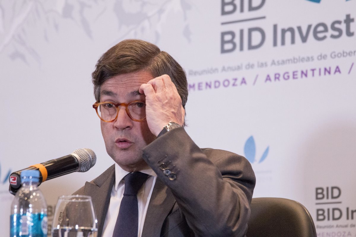 Luis Alberto Moreno, presidente del BID comparece ante la prensa en Mendoza,Argentina.(Foto Prensa Libre:EFE).