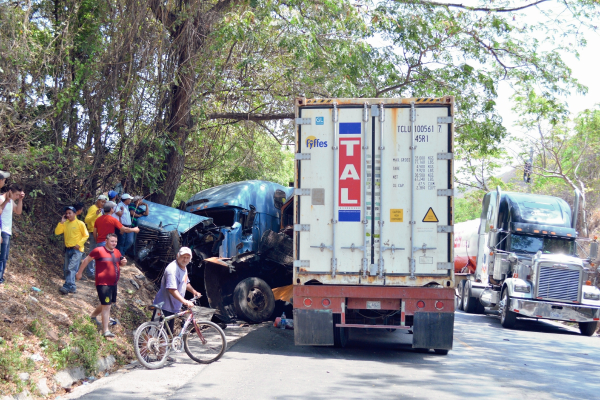 Lugar donde colisionaron   dos tráileres, en Río Hondo, Zacapa. (Foto Prensa Libre: Víctor Gómez)