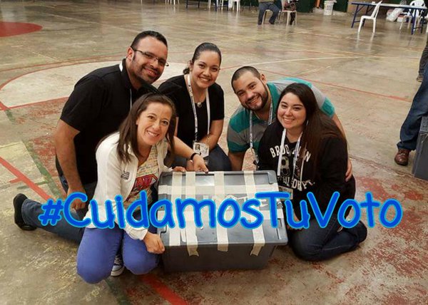 Miembros de las Juntas Receptoras de Votos se reportan listas para cuidar el voto ciudadano. (Foto Prensa Libre: Twitter Ceci-Chilimargot)