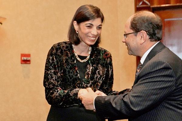 Dina El Sehy, embajadora de la República Árabe de Egipto  en Guatemala, recibe felicitaciones del vicecanciller guatemalteco Héctor Iván Espinoza. (Foto Prensa Libre: Edwin Castro)